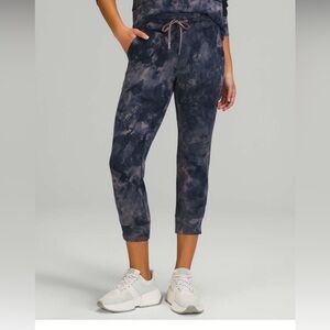 Lululemon Ready to Rulu Jogger Crop
Diamond Dye Lunar Rock True Navy size 16